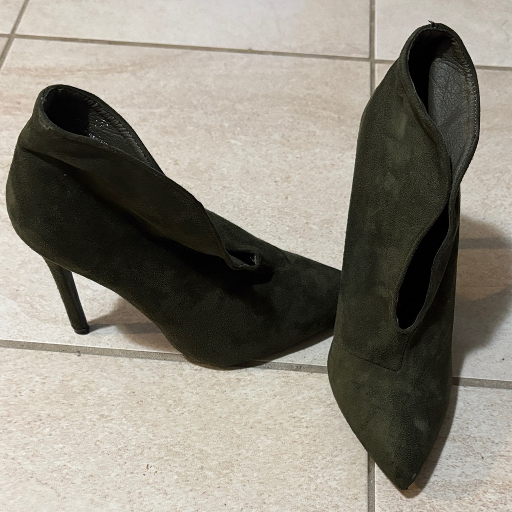 Chic Olive Heeled Boots